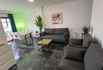 3 dormitorios. Terraza. Bus stop has Balcony rooms