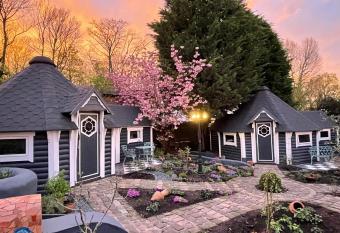 B&B Cosy Garden has Balcony rooms