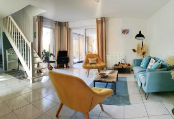 La Maison d en face has Balcony rooms