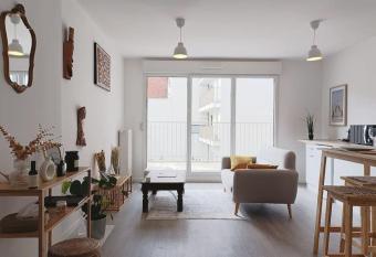 Maison Boueno - Guest house 10  from Paris Center has Balcony rooms