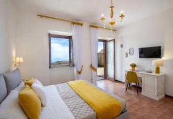 Il Vigneto di Nonno Pietro has Balcony rooms