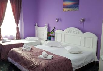 Hotel Darosy allows 18 year olds to book a room