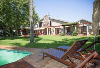 MacGregors Guest House has Balcony rooms