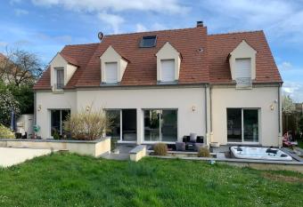 VILLA LUXE AVEC PISCINE ET JACUZZI    20MN DE PARIS ET 10 Mn DE ROISSY CHARLES DE GAULLE has rooms with a private hot tub