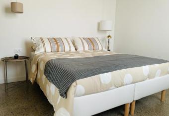 La casa di Amos allows 18 year olds to book a room