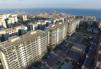 AZUR MARMARA FULLY FURNISHED FLAT FOR RENT CLOSE TO WEST ISTANBUL MARINA has rooms with a private hot tub