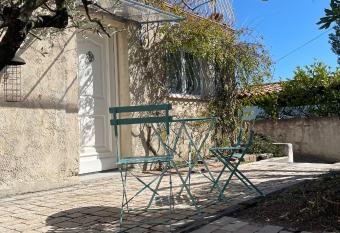 Confortable studio au calme avec acc  s piscine et parking has Balcony rooms