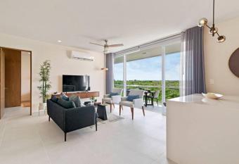 Jungle Joy Prv Jacuzzi Beach Access Rooftop Pools W Sea Views + Beach Club has rooms with a private hot tub