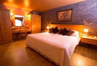 Travelodge by Wyndham Drummondville has rooms with a private hot tub