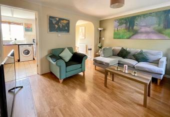 3 Bedroom Detached house allows 18 year olds to book a room