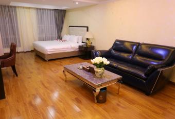 The Legend Nuomo Service Apartment has rooms with a private hot tub