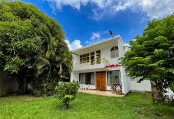 3 bedroom Villa - Private and Spacious allows 18 year olds to book a room