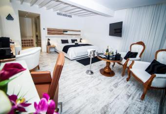 The Ciao Stelio Deluxe Hotel (Adults Only) has rooms with a private hot tub