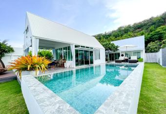 One Villa Samaesarn has Balcony rooms