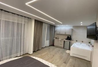 Le cocon - Studio avec baln  o et terrasse has rooms with a private hot tub