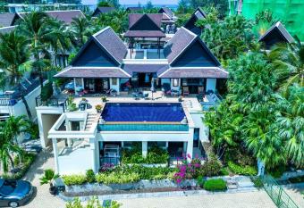 Casa Asiatique     5BR Villa in Laguna & Layan Beach has rooms with a private hot tub