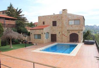 Horizon 2 Cozy Villa has rooms with a private hot tub