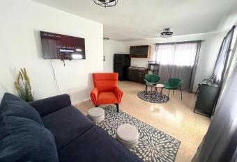 stylish studio w/backyard space near airport allows 18 year olds to book a room