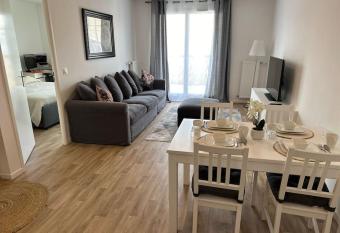 Appartement F2 proche Paris CDG/parc expos/RER B has Balcony rooms