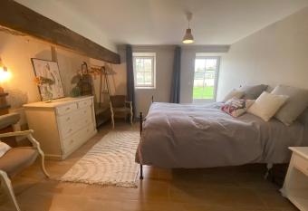 G  te dans le village 2 pers au calme allows 18 year olds to book a room