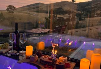 Zlatibor Wild has rooms with a private hot tub