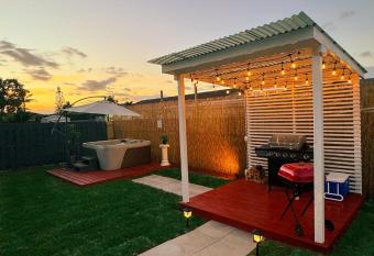 Family Friendly 4Bedroom, 3Bathroom, Hot Tub, BBQ, near Everglades, Miami MetroZoo has rooms with a private hot tub