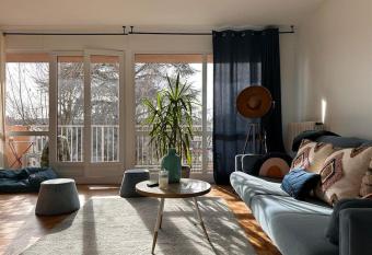 Jeux Olympique au C  ur de Paris has Balcony rooms