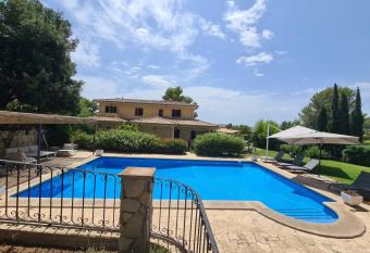 VILLA JACELIA has rooms with a private hot tub