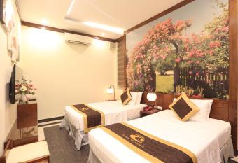 Tuong Vi Hotel has rooms with a private hot tub