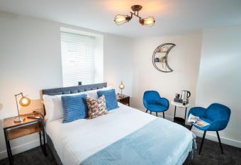 Kings Arms Suites - Deluxe Room - En-Suite - Self Check In allows 18 year olds to book a room