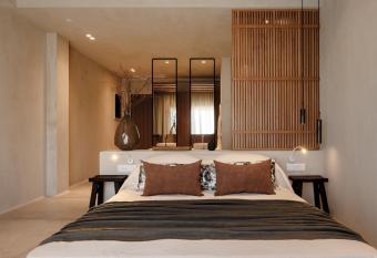 Tesoro Elegant escapes- suites has rooms with a private hot tub