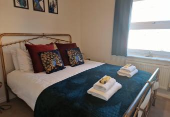 Pet-friendly 2 bed home near Chester train station. For 6 people. has Balcony rooms