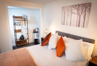 Kings Arms Suites - Luxury Double - Waterfall Shower - Self Check In allows 18 year olds to book a room