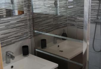 Chambre privative dans maison has Balcony rooms