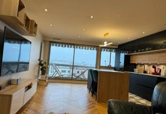 Appartement cosy vu Tour Eiffel has Balcony rooms