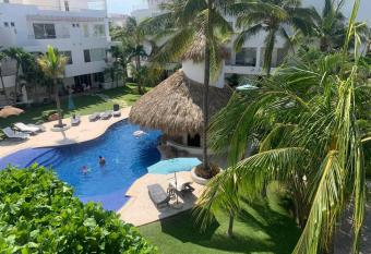 Loft en Diamante con Club de Playa (D) has rooms with a private hot tub