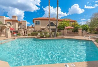 Phoenix Palms Condo has rooms with a private hot tub
