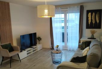 Appartement aux portes de Paris has Balcony rooms