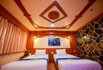 Tiger Complex Patong has rooms with a private hot tub