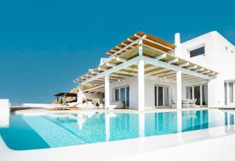 Villa Vogue Mykonos has rooms with a private hot tub
