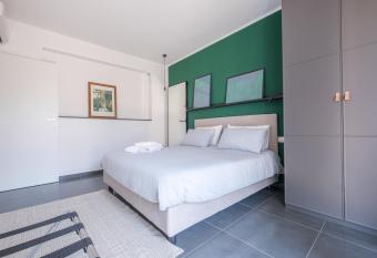 Ninai Sea Holiday Apartment 2 has Balcony rooms