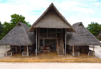 Sunset Getaway- Villa Makuti has Balcony rooms