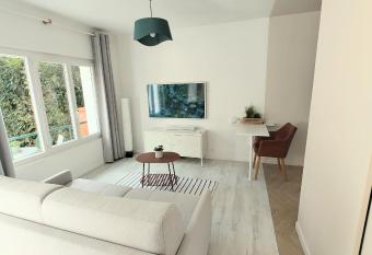 Studio avec jardin entre Paris Versailles et gares has Balcony rooms