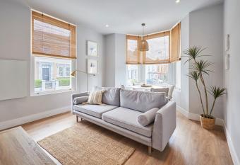 Host & Stay - Poplar Villas allows 18 year olds to book a room