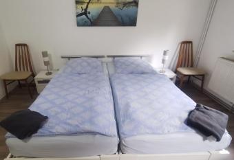 Gro  e Ferienwohnung 80qm 1 Schlafzimmer max 3 G  ste allows 18 year olds to book a room