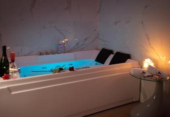 Domus Cuomo B&B has rooms with a private hot tub