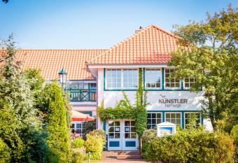 K  nstlerherberge has Balcony rooms