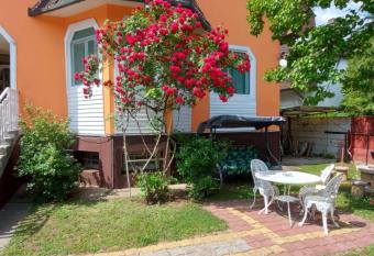 Laci Mag  nsz  ll  shely allows 18 year olds to book a room