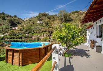 Casa Cueva has Balcony rooms