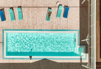 Panorama Seeresort & Spa has rooms with a private hot tub